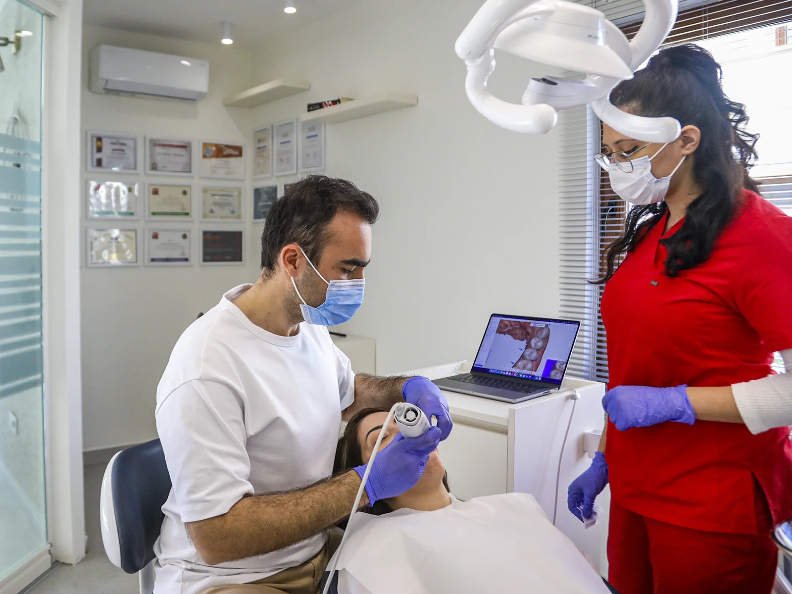 Dt. Ayberk Şafak Benli klinik uygulaması