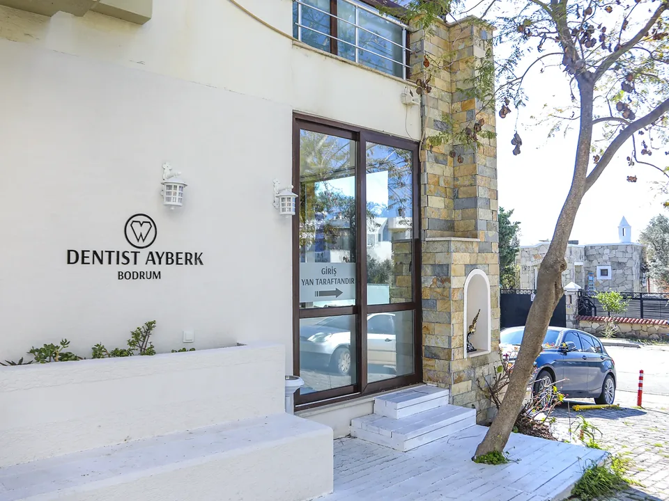 Dentist Ayberk Bodrum klinik girişi