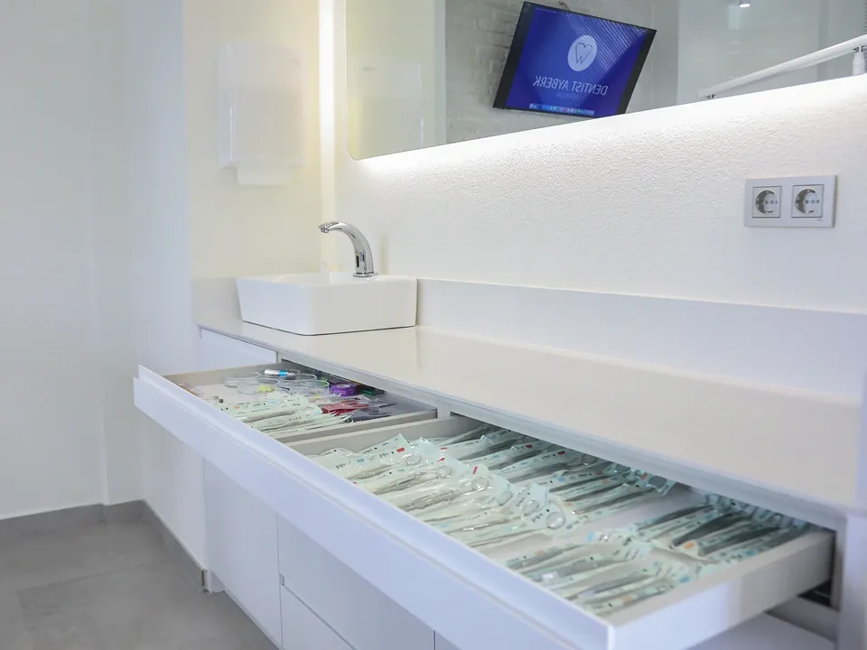Dentist Ayberk klinik hazırlık alanı